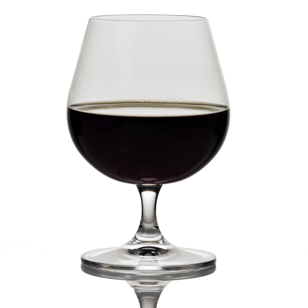 Produktfotografie Glas mit Wein auf weißem Hintergrund